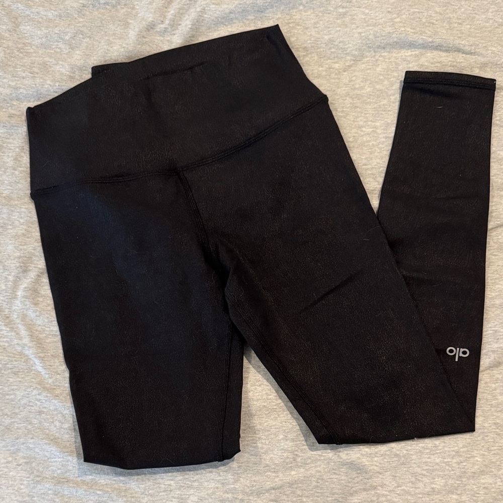 Alo 7/8 airbrush legging in black with leather textured look size small